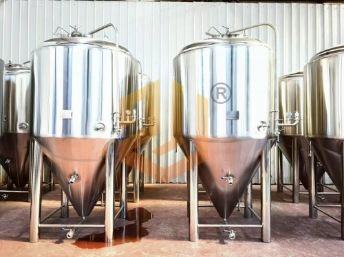 濟南中釀新型2噸啤酒廠(chǎng)發(fā)酵罐